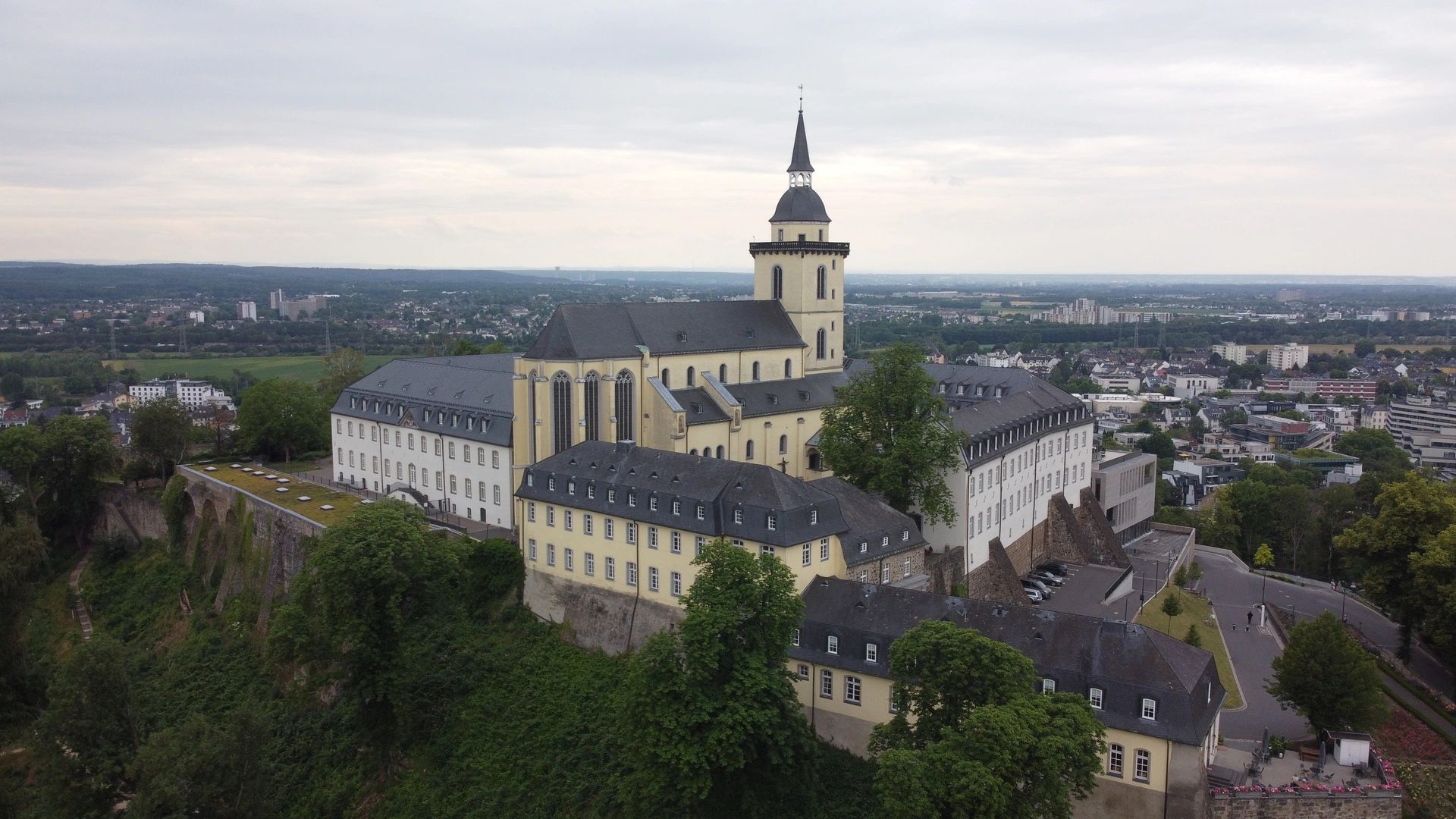 Abtei Michaelsberg in Siegburg – Luftaufnahme mit Stadtpanorama