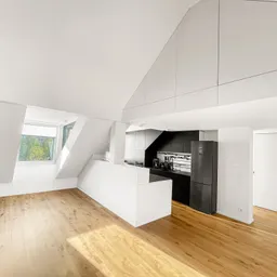 Altbauästhetik neu interpretiert – Wohnen mit Stil. Garage inklusive.