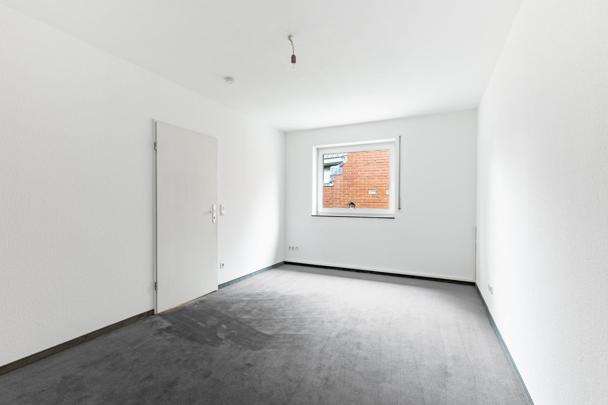 Das großzügige Schlafzimmer mit neu verlegtem Teppichboden