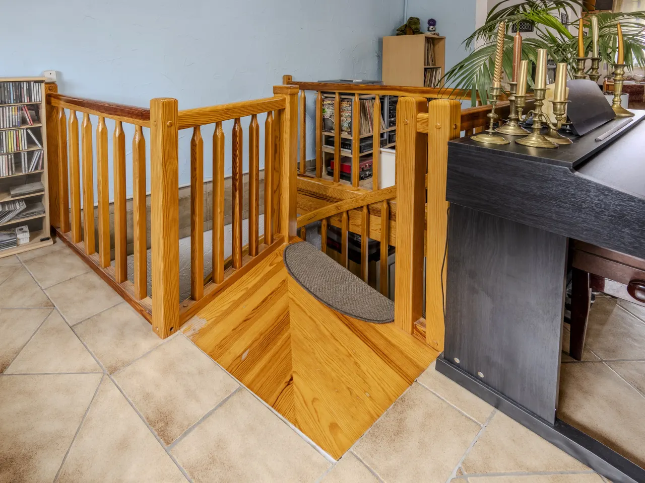 Innen-Treppe vom Erdgeschoss zum 1. Obergeschoss