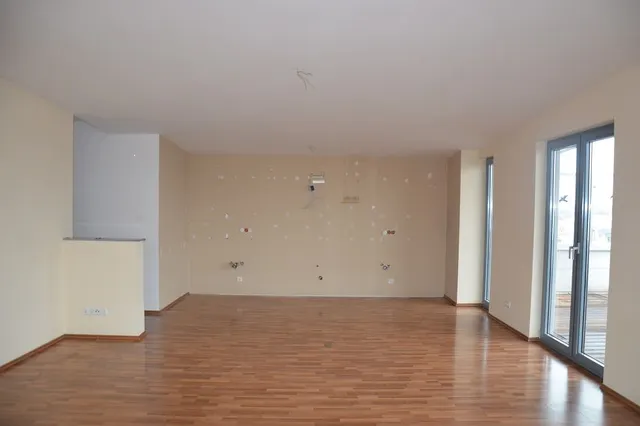 Wohnzimmer mit offener Küche