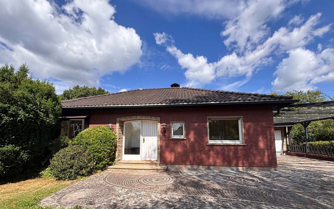 Großzügiges, gepflegtes Einfamilienhaus mit ELW, Poolhaus, Sauna & Traumhafte Aussicht in Windeck!