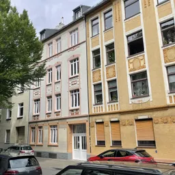 Gründerzeit trifft Seltenheit – Vermietete Altbauwohnung mit optionaler Garage