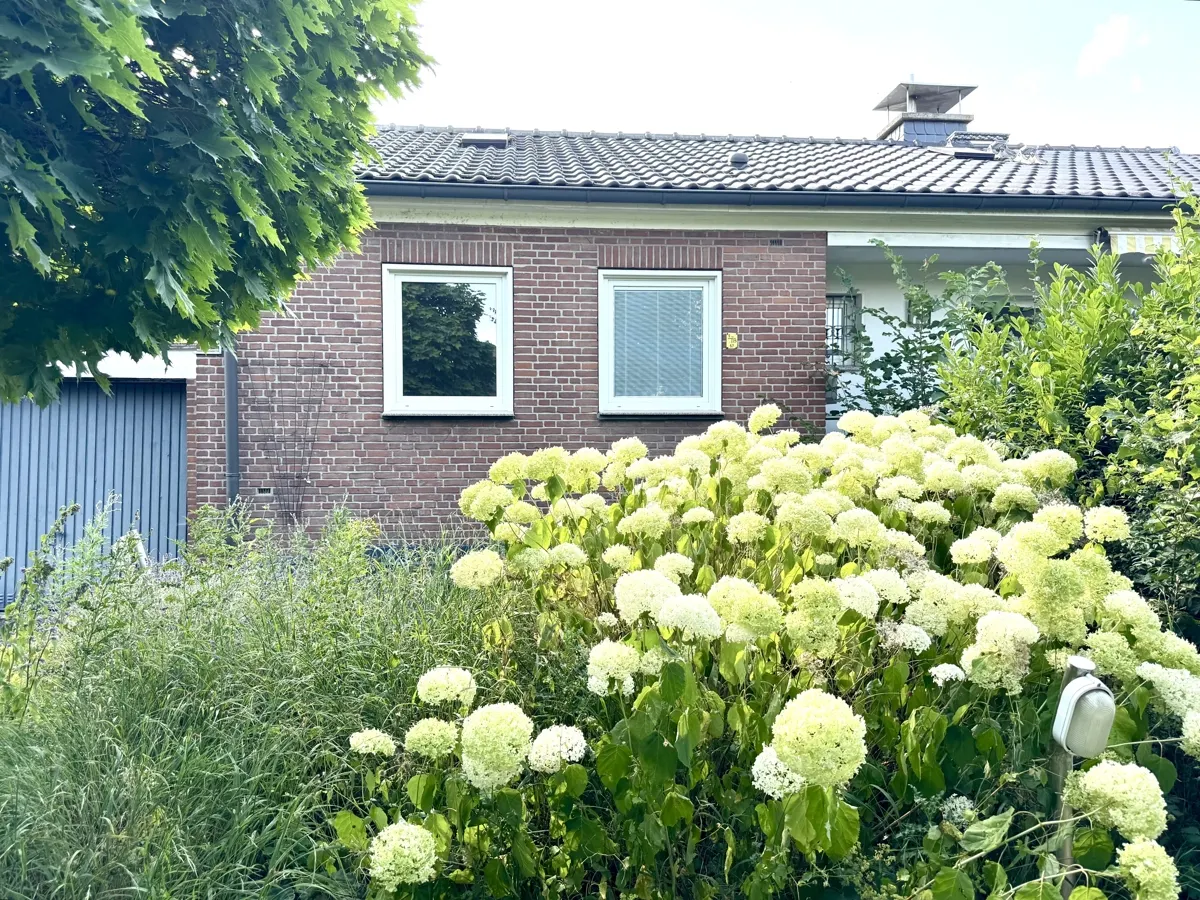 Der schöne Vorgarten mit Garagenanbau