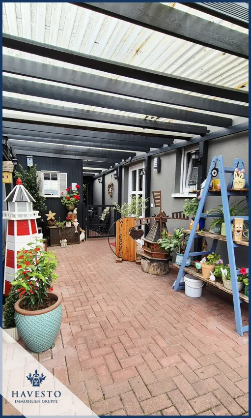 Blick vom eigenen Gartenbereich auf das wunderbare Einfamilienhaus