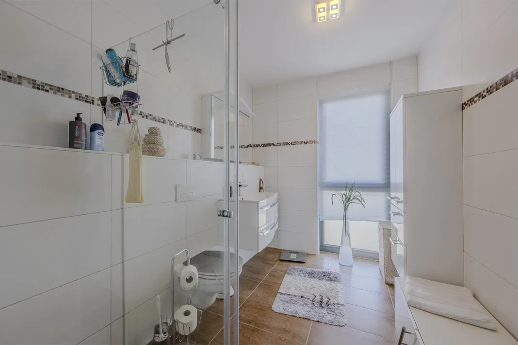 Badezimmer mit Fenster, WC im 2. Obergeschoss