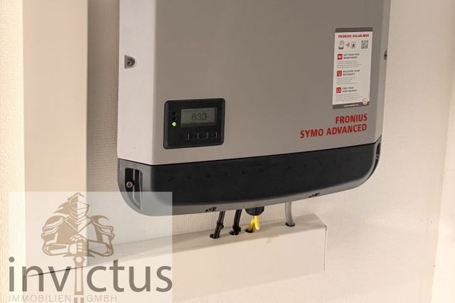 Moderne Haustechnik im Technikraum– Wechselrichter