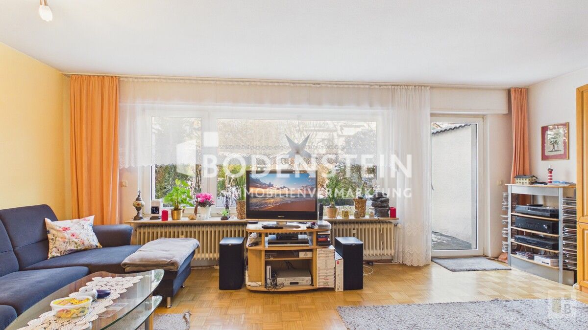 Wohnzimmer mit Ausgang zur Terrasse EG