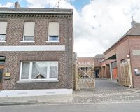 ... mit Lagerhallen und Büros