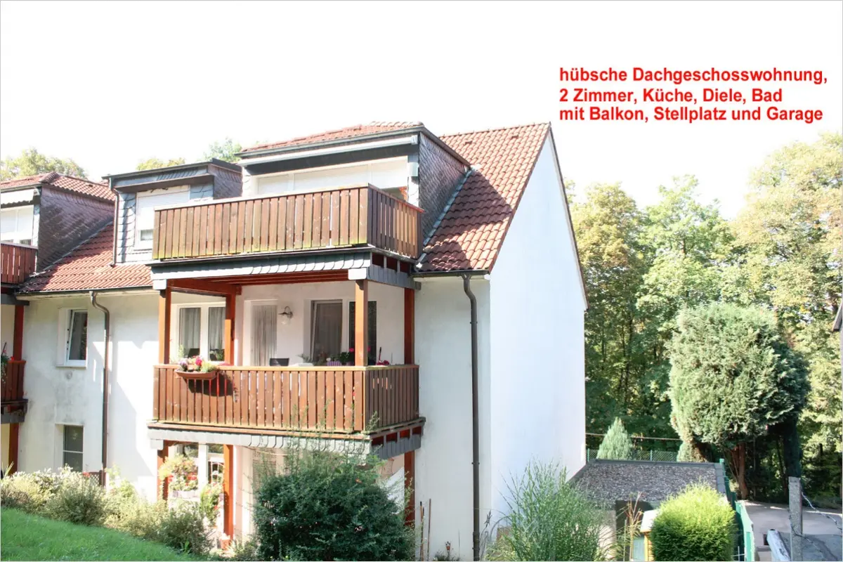 hübsche Dachgeschosswohnung mit Balkon, Stellplatz u. Garage