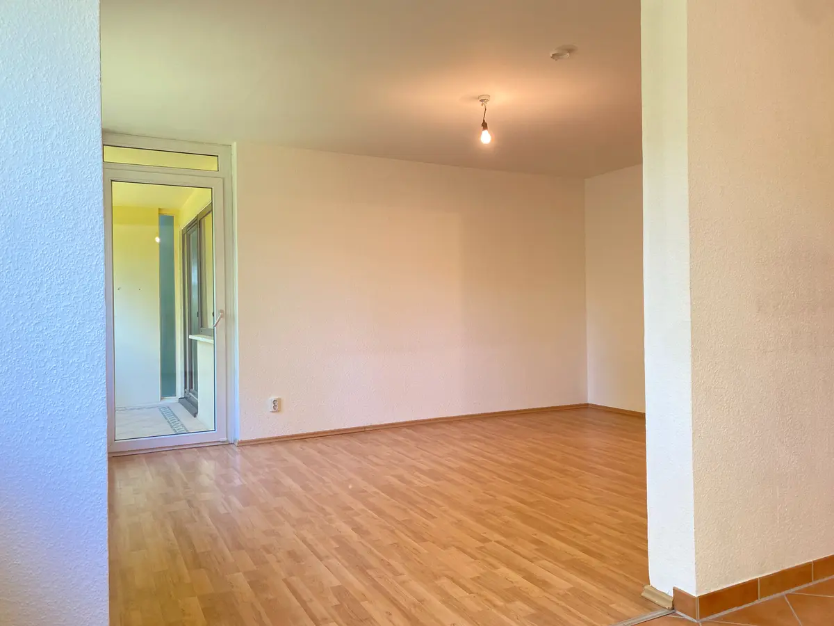 Küche mit Blick Richtung Wohnbereich und Loggia