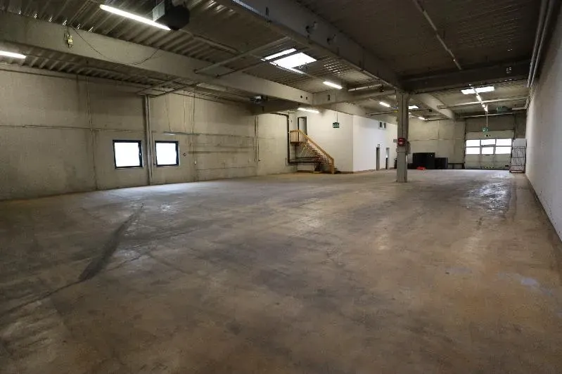 Gut geschnittene Lager-/Hallenfläche mit kleinem Bürotrakt im Gewerbepark Schacht IV