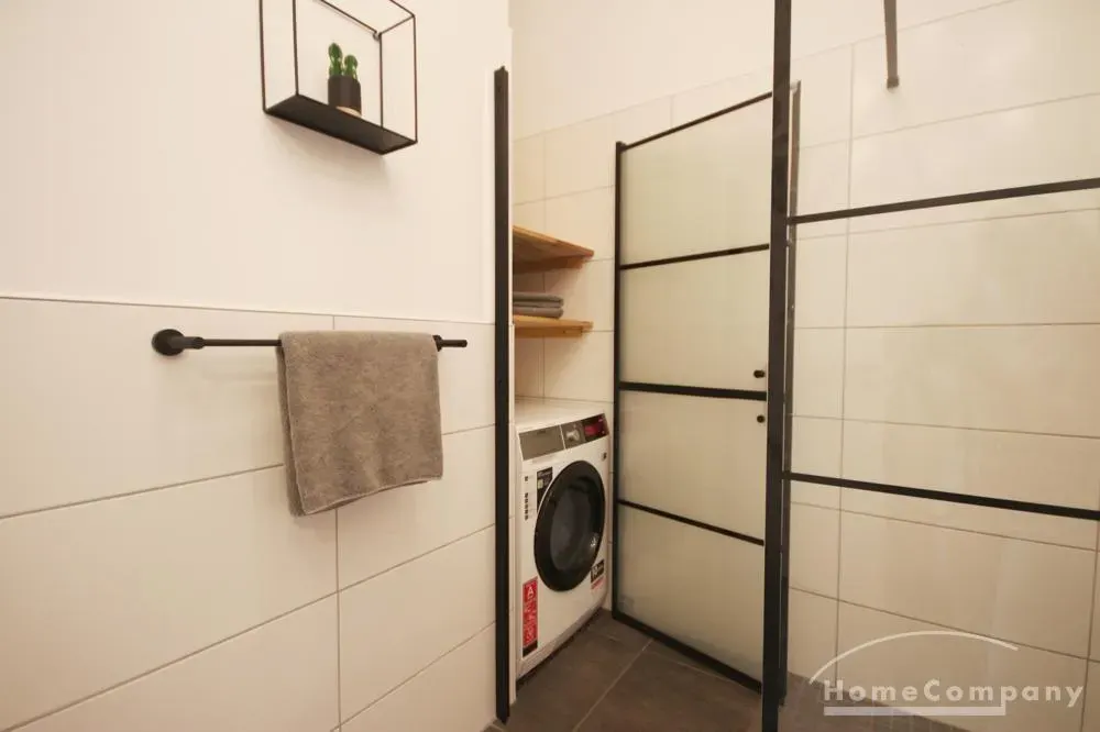 Duschbad mit Waschtrockner/  Kombi