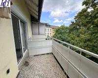 Balkon m. Blick auf alte Bäume
