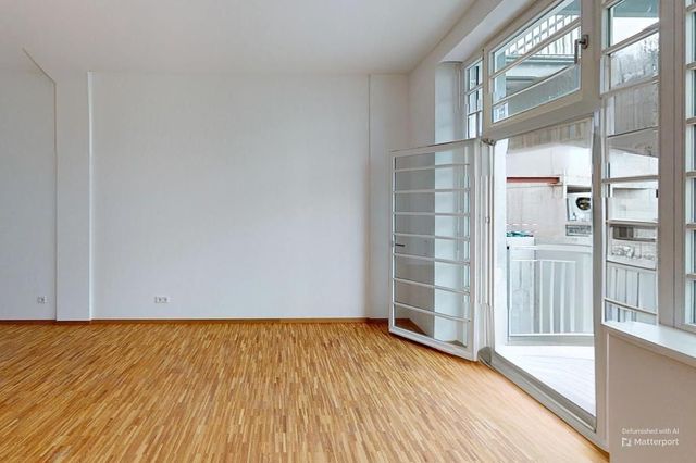 Wohnzimmer mit Zugang zum Balkon