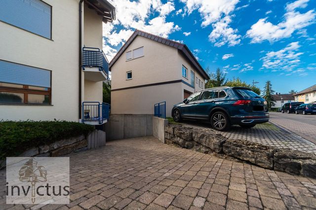 Abfahrt zur Tiefgarage sowie Außenstellplatz der Wohnung