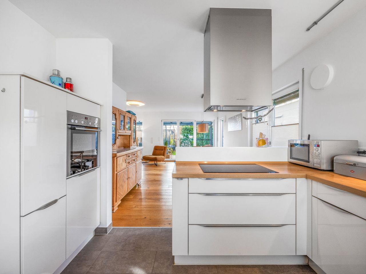 Küche mit Blick zum Essbereich