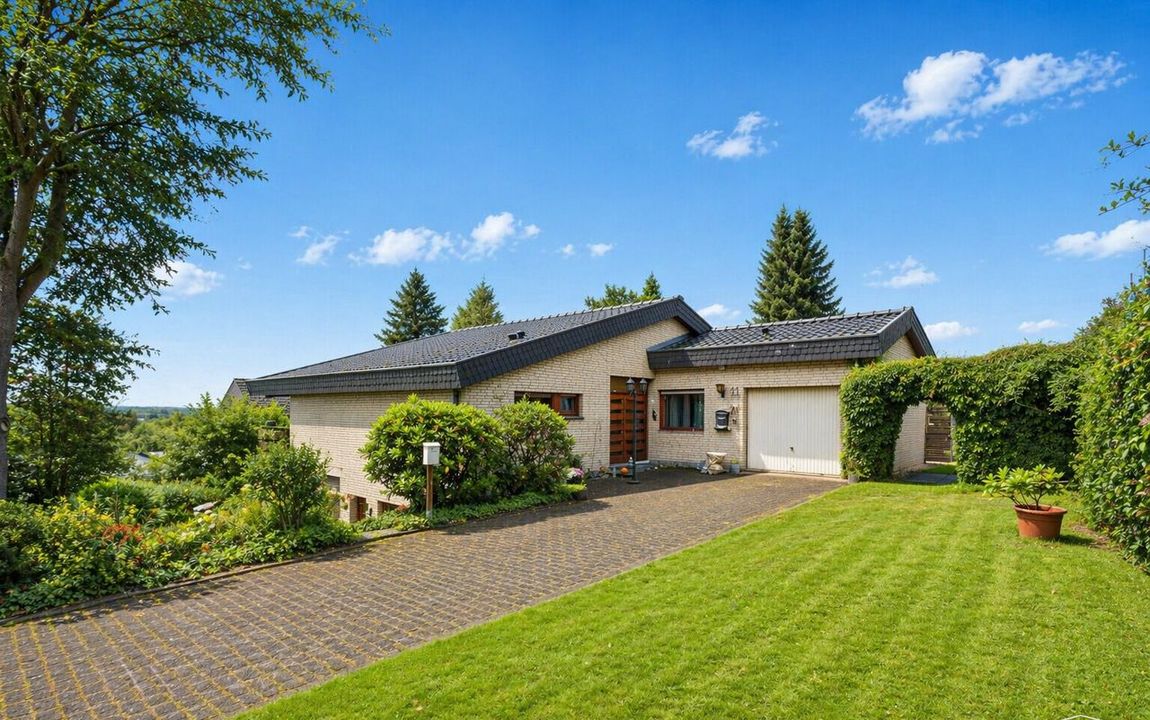 Wohnen über den Dächern – Zweifamilienhaus mit traumhafter Aussicht