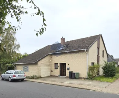 Großzügiges Split-Level-Haus mit 6 Schlafzimmern und eingefasstem Garten