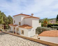 lange Auffahrt mit Carport - Entree