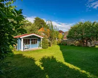 Mit Gartenhütte