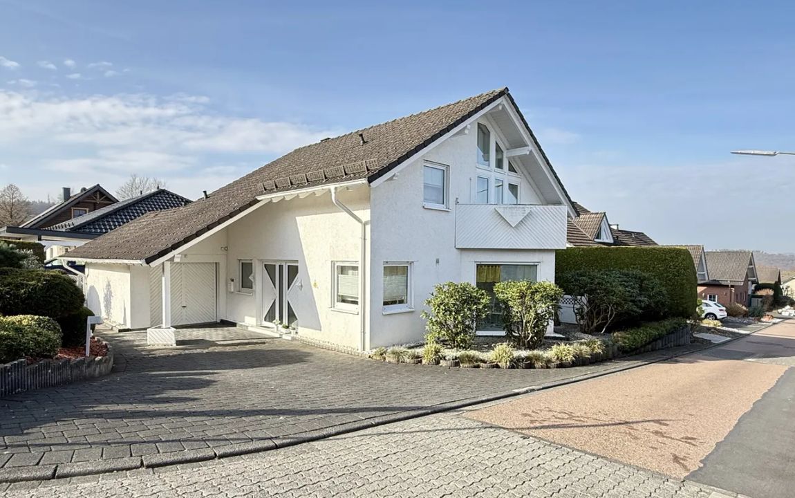 Familienfreundliches Einfamilienhaus in ruhiger Wohnlage mit schön angelegten Garten!