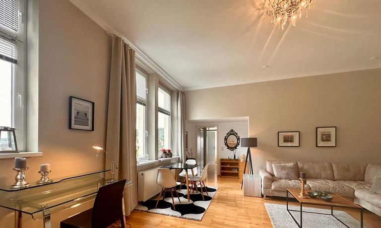 Wohnzimmer mit Schreibtisch