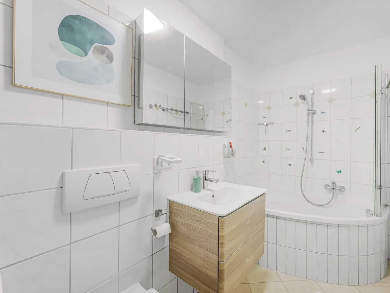 Badezimmer innenliegend mit Badewanne mit Duschvorrichtung, Waschbecken, WC