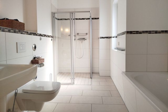Modernes, großes Bad mit Dusche ...