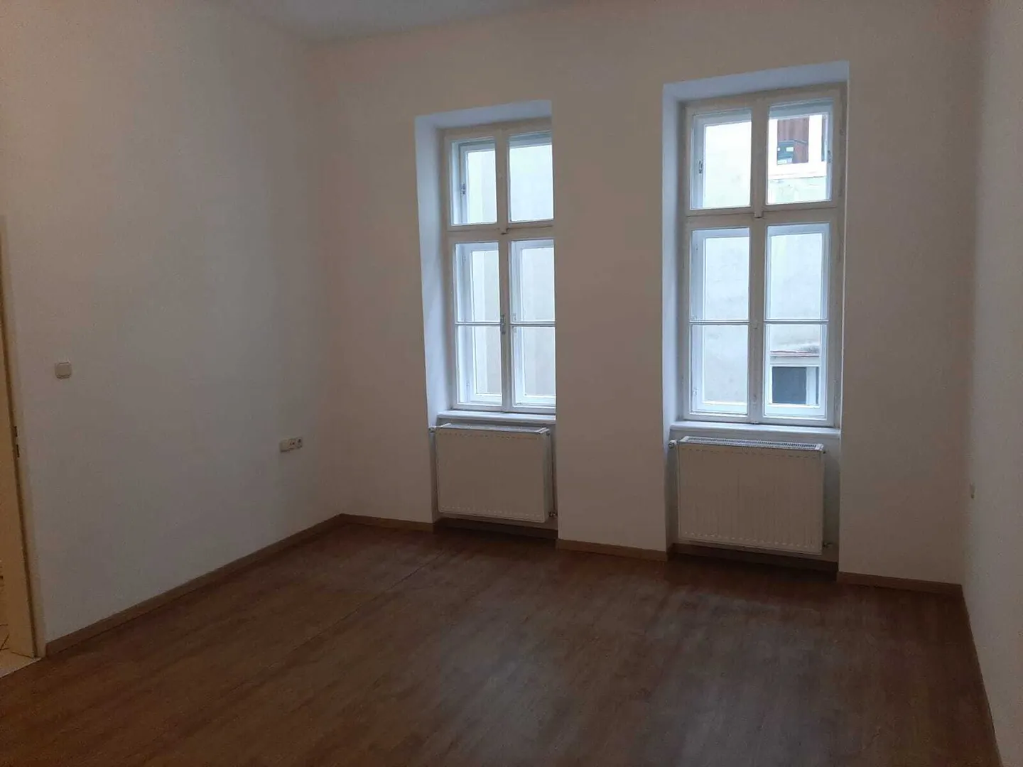 SINGLEHIT/REINPRECHTSDORFERSTRASSE! 30 m2 Stilaltbaumiete, Wohnschlafzimmer, Einbaukochnische, Gesamtmiete € 495,--