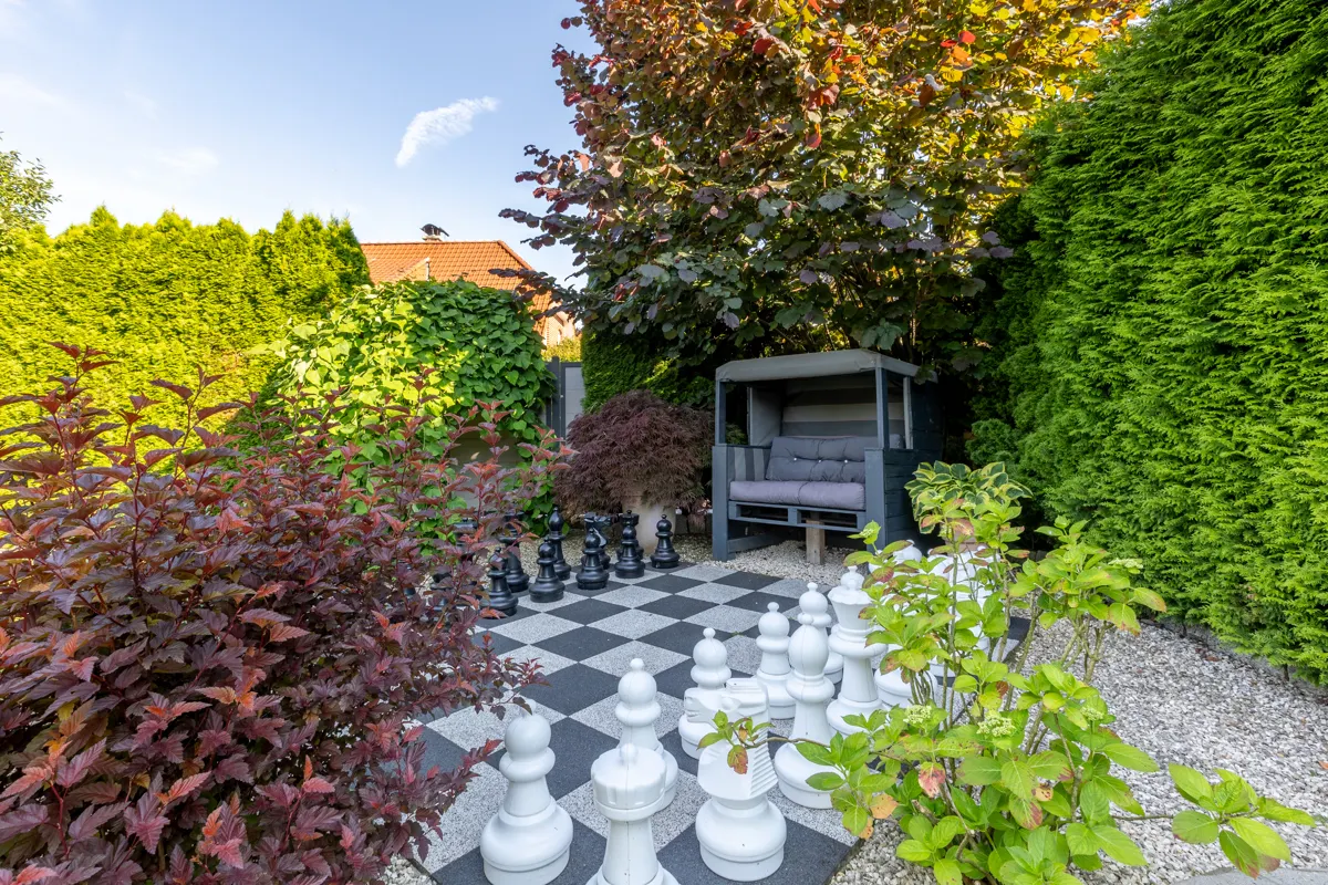 Schach - Terrasse mit Strandkorb