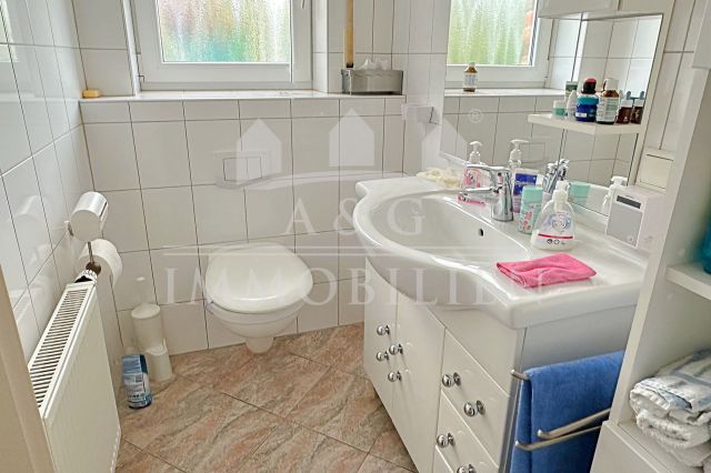 BAD MIT WASCHTISCH UND WAND-WC