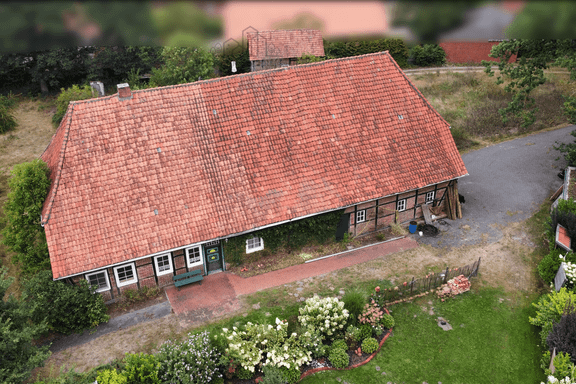 Gro&szlig;z&uuml;giges Grundst&uuml;ck mit denkmalgesch&uuml;tztem Fachwerkhaus und Nebengeb&auml;ude