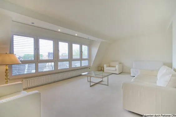 Im Herzen von Düsseldorf Oberkassel: Großzügige, möblierte 2-Zimmer-Wohnung im 5. OG mit Aufzug