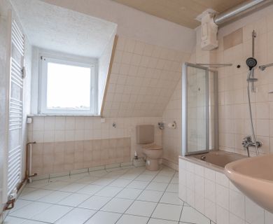 Rund 51 m² große 2-Zimmer-Dachgeschosswohnung mit renoviertem Tageslichtbad und Gartennutzung - Foto 3