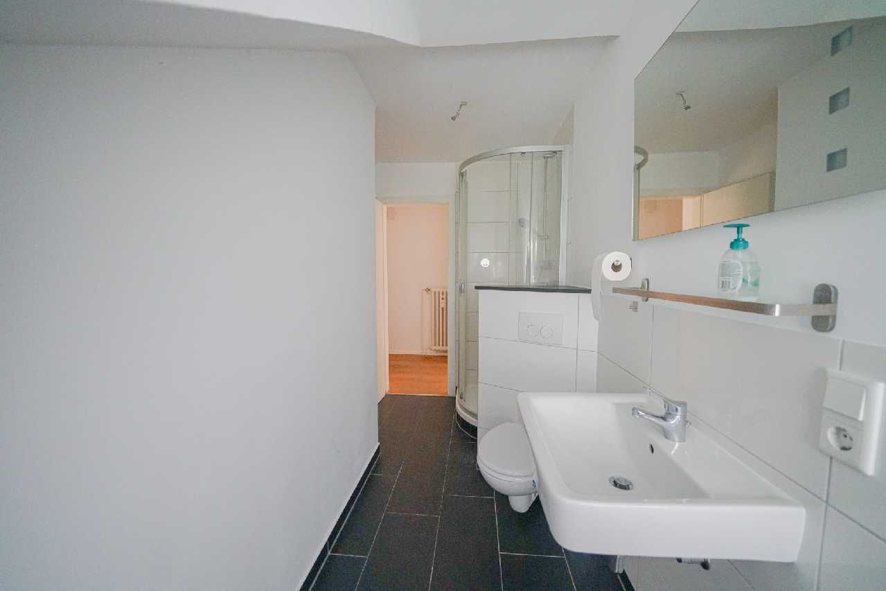 Ratingen-Süd: Gemütliche 3-Zimmer-Dachgeschosswohnung mit EBK und Gartenmitbenutzung im Grünen - Photo 3