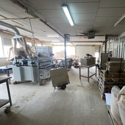 Gewerbefläche mit zwei Hallen, drei Büros und Lagerfläche