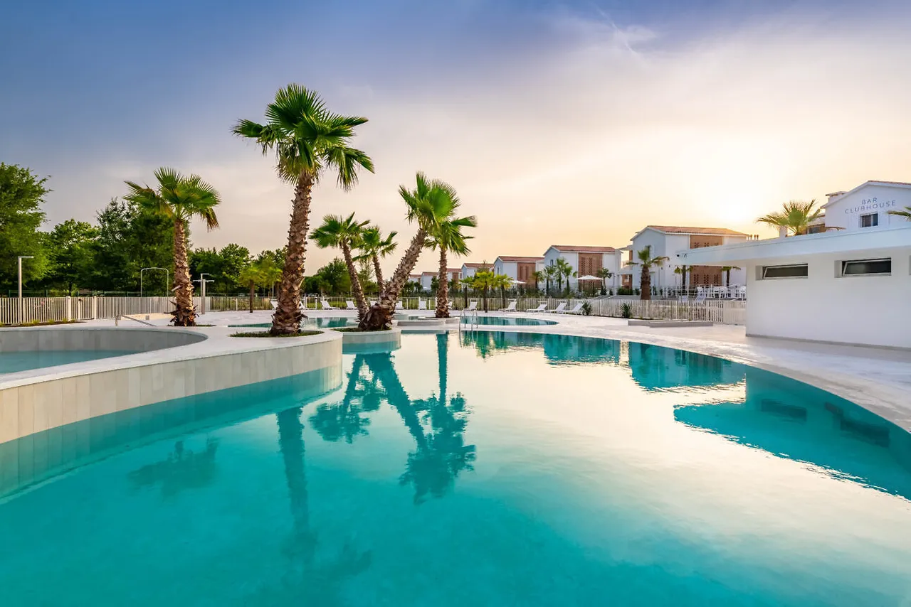 Pareus Beach Resort
