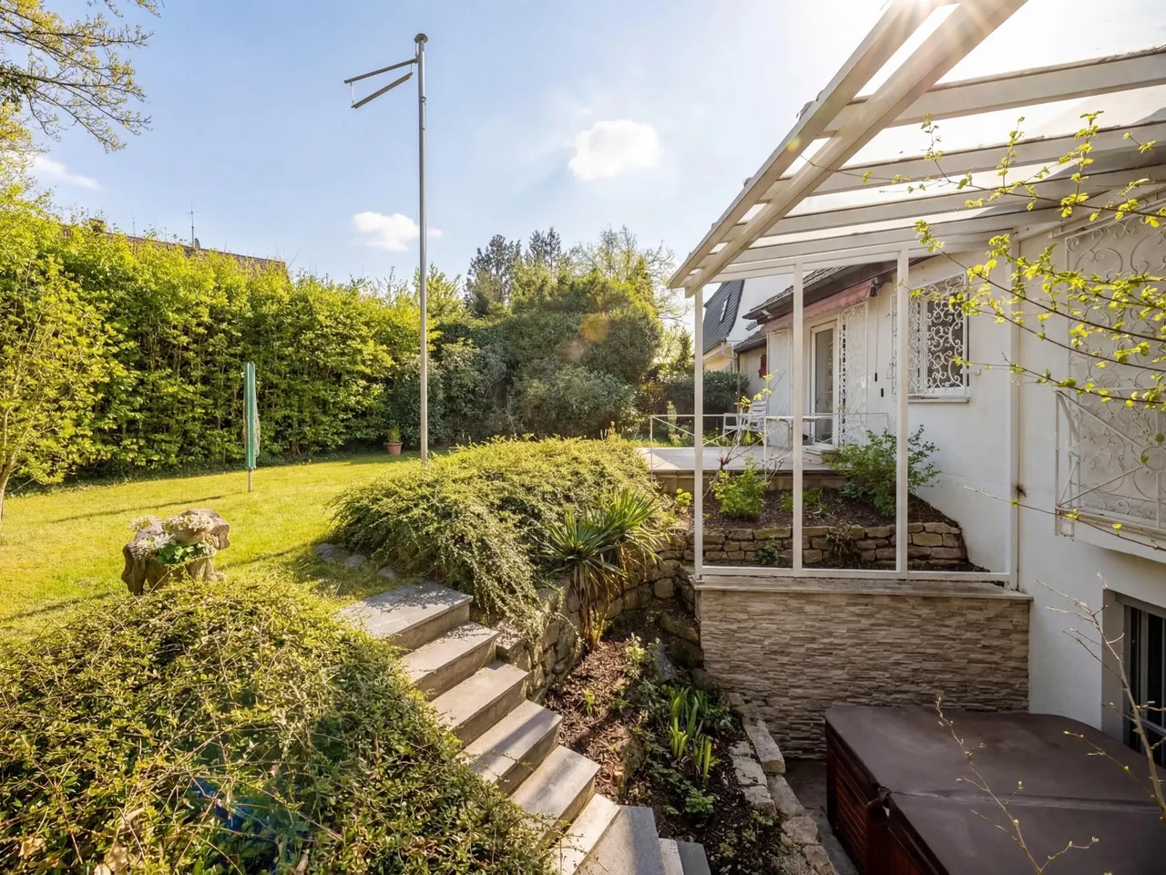 Garten mit Ostausrichtung (KI-Frühling)