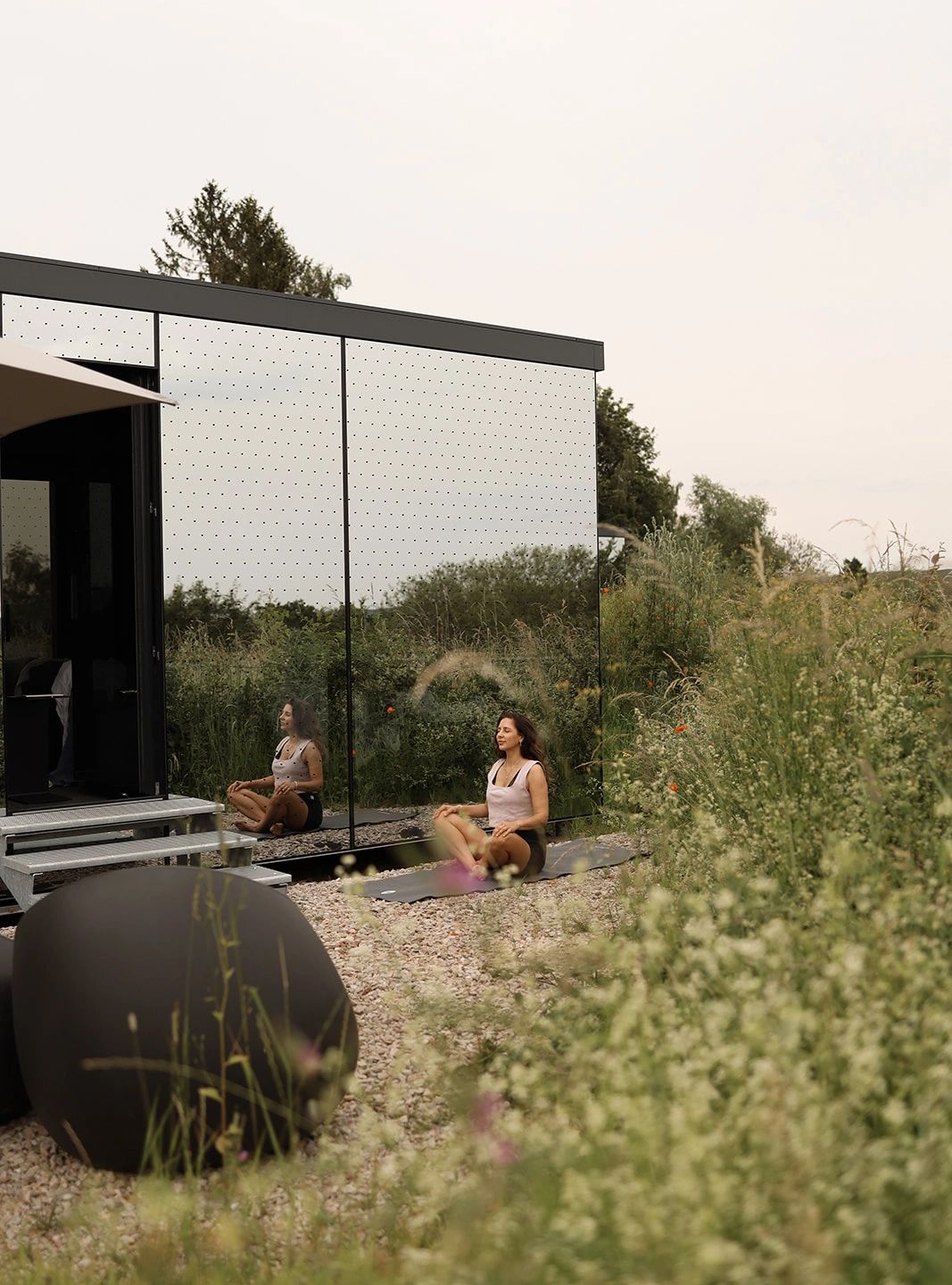 Morning Yoga vor dem Cabin