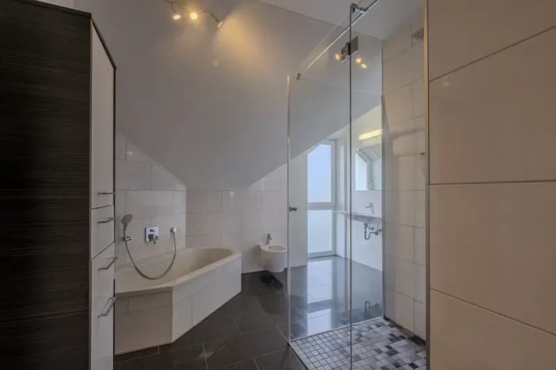 Masterbad mit Dusche und Wanne