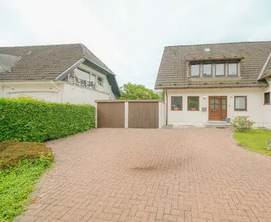 Breitscheid: Einfamilienhaus mit Garten und 2 Garagen