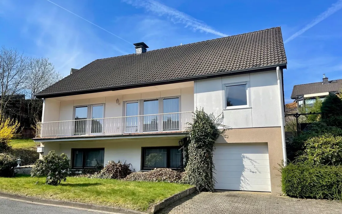 Platzwunder: Einfamilienhaus mit großem Grundstück und integrierter Garage!