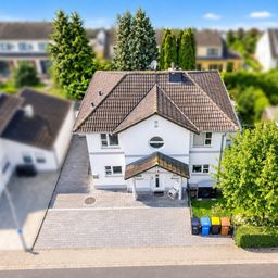 Attraktives bezugfertiges Stadthaus mit gepflegten Grundstück und moderner Ausstrahlung!