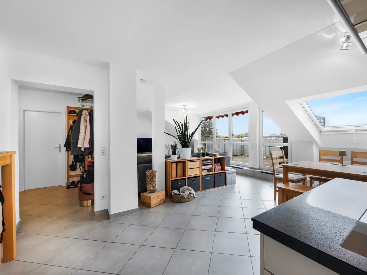 Blick Richtung Dachterrasse und Wohnbereich