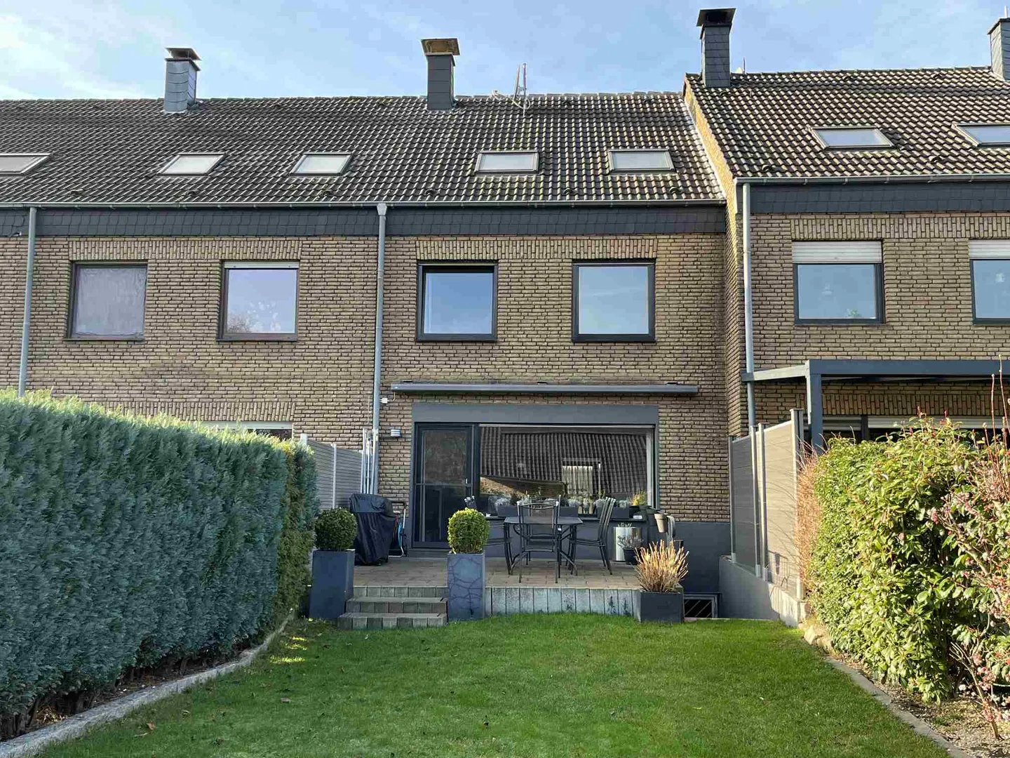 Modernes Reihenhaus mit viel Platz und Garage in Moers-Asberg!