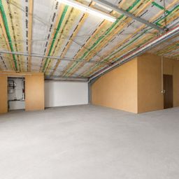 Großzügiges Lager mit Büroräumen im Industriegebiet – Nähe A 59/ Flughafen