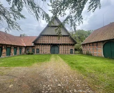 85 ha Fachwerkhof / Gutshof mit Eigenjagd