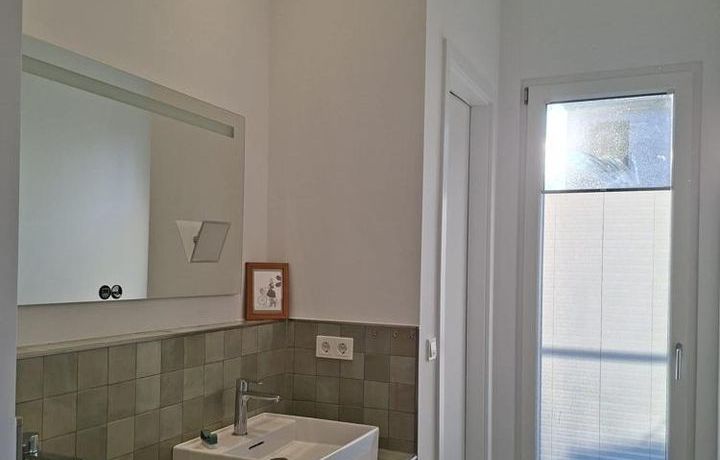 Bad mit Dusche und Badewanne