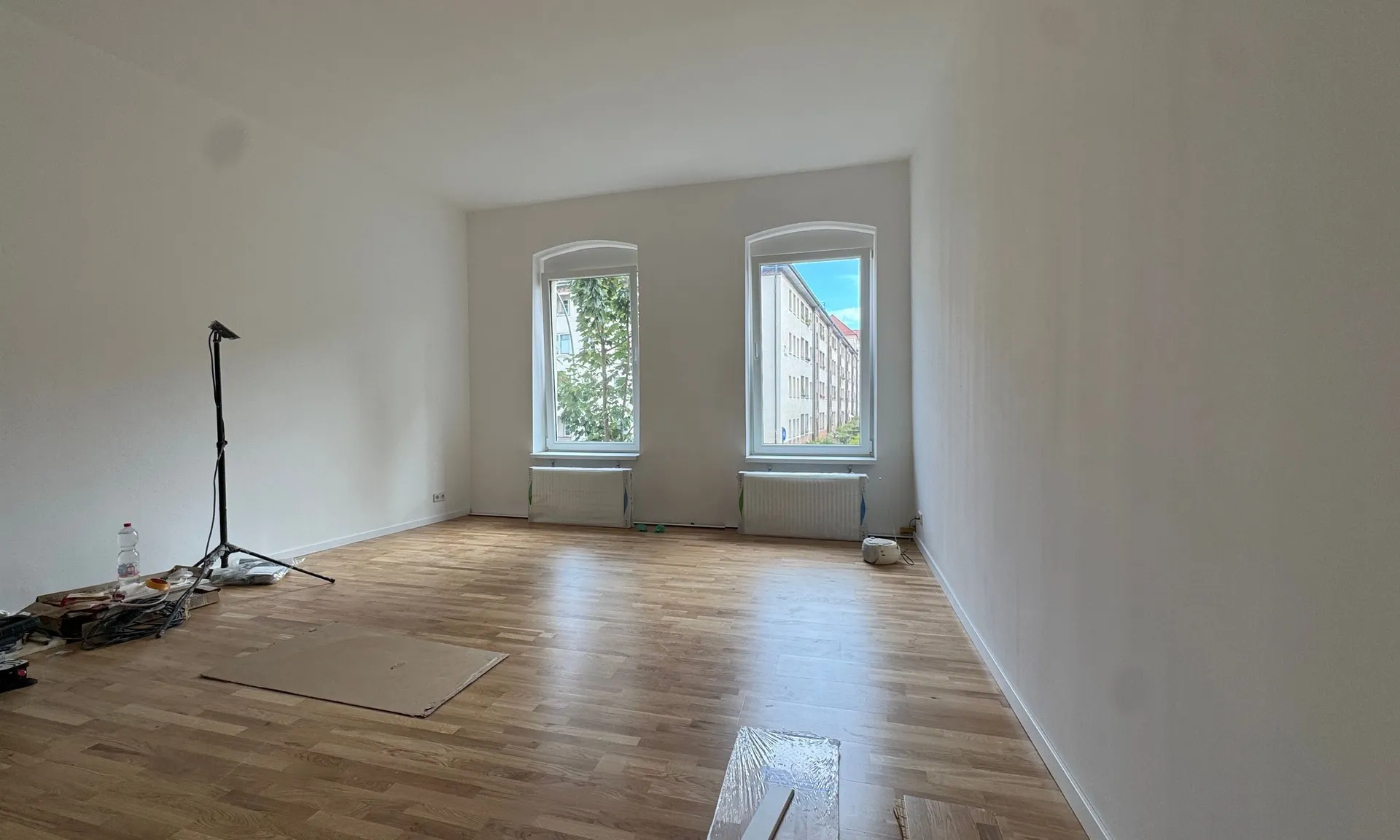 Berfristete, frisch sanierte 2-Raumwohnung mit Einbauküche und Wannenbad !